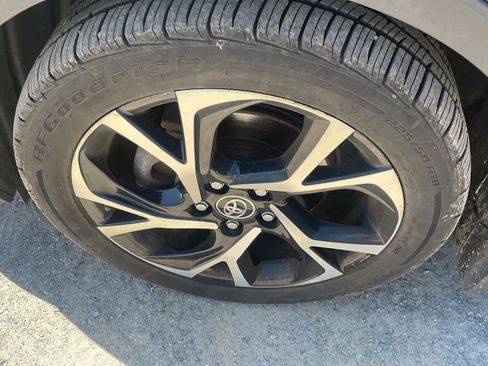 Used 2018 Toyota C-HR XLE FWD image 23