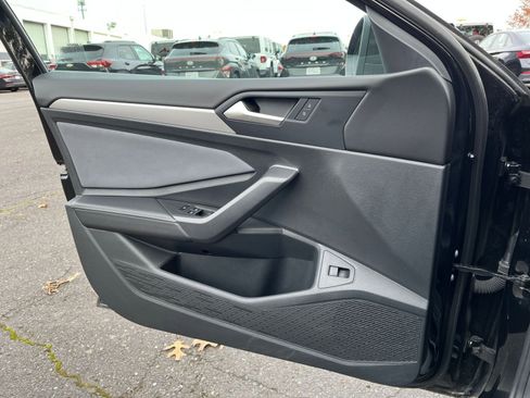 Used 2025 Volkswagen Jetta SE image 20