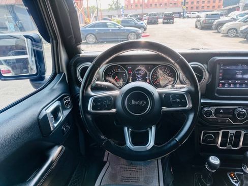 Used 2018 Jeep Wrangler Unlimited Sahara AWD/4WD image 11