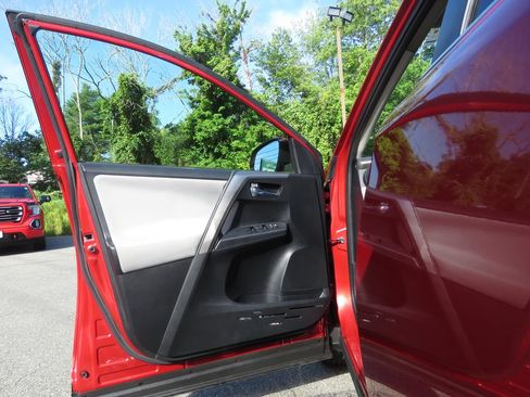 Used 2015 Toyota RAV4 XLE AWD/4WD image 9