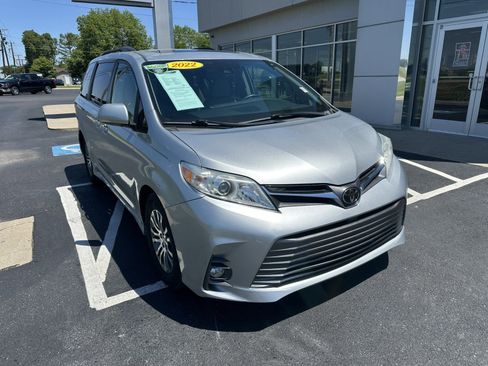 Used 2020 Toyota Sienna XLE FWD image 3