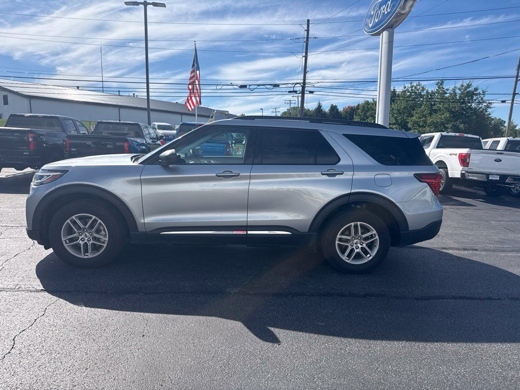 Used 2025 Ford Explorer Active AWD/4WD image 2