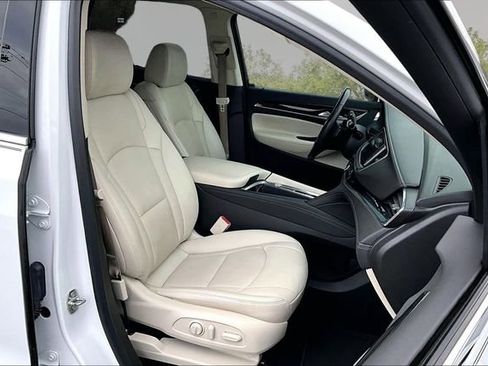 Used 2023 Buick Enclave Essence image 7