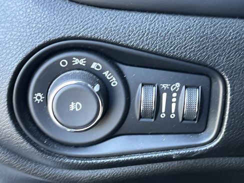 Used 2018 Jeep Renegade Latitude FWD image 28