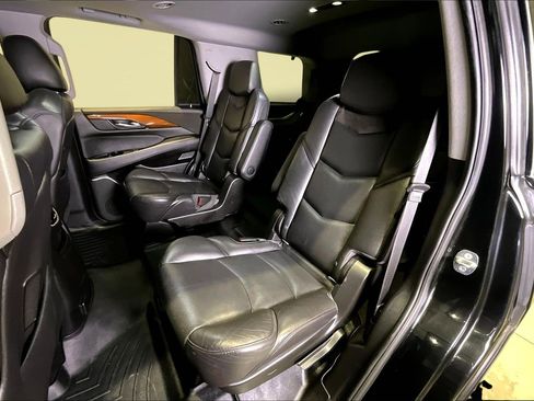 Used 2018 Cadillac Escalade Luxury image 22