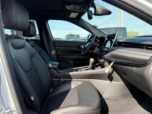 New 2025 Jeep Compass Latitude w/ Sun & Sound Group image 14