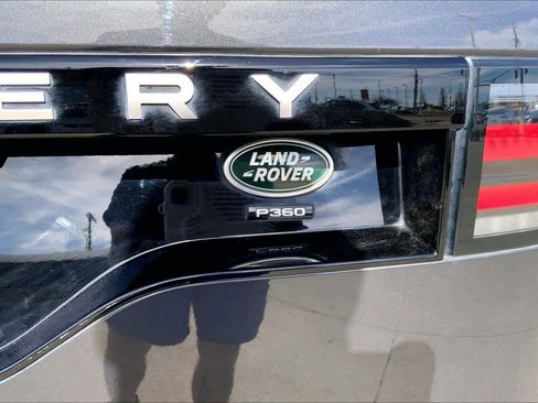Used 2023 Land Rover Discovery Metropolitan Edition image 11