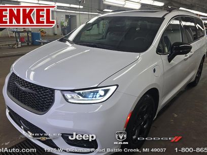 Used 2024 Chrysler Pacifica Premium