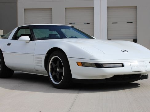 Used 1992 Chevrolet Corvette Coupe RWD image 4