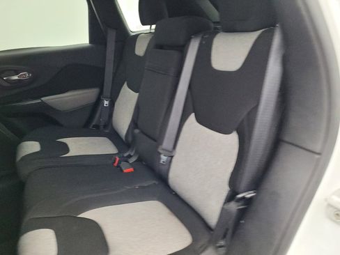 Used 2014 Jeep Cherokee Latitude w/ Comfort/Convenience Group FWD image 18