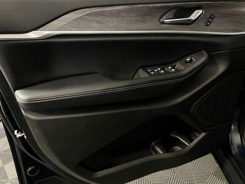 Used 2024 Jeep Grand Cherokee Limited w/ Luxury Tech Group II image 26