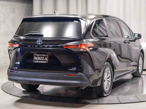 Used 2022 Toyota Sienna LE FWD image 4