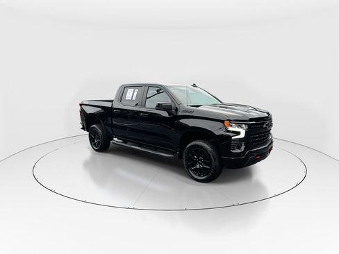 Used 2025 Chevrolet Silverado 1500 LT Trail Boss w/ LPO, Dark Essentials Package AWD/4WD image 2