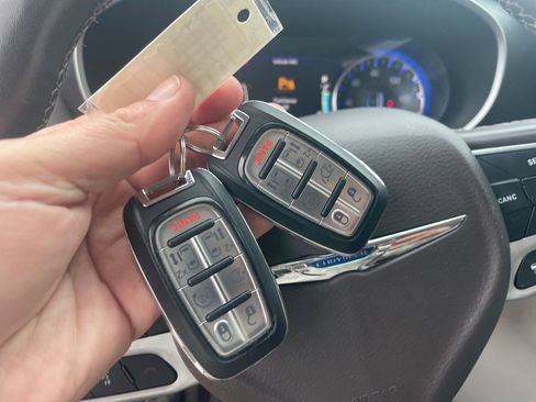 Used 2020 Chrysler Pacifica Touring-L Plus w/ Advanced Safetytec Group image 21