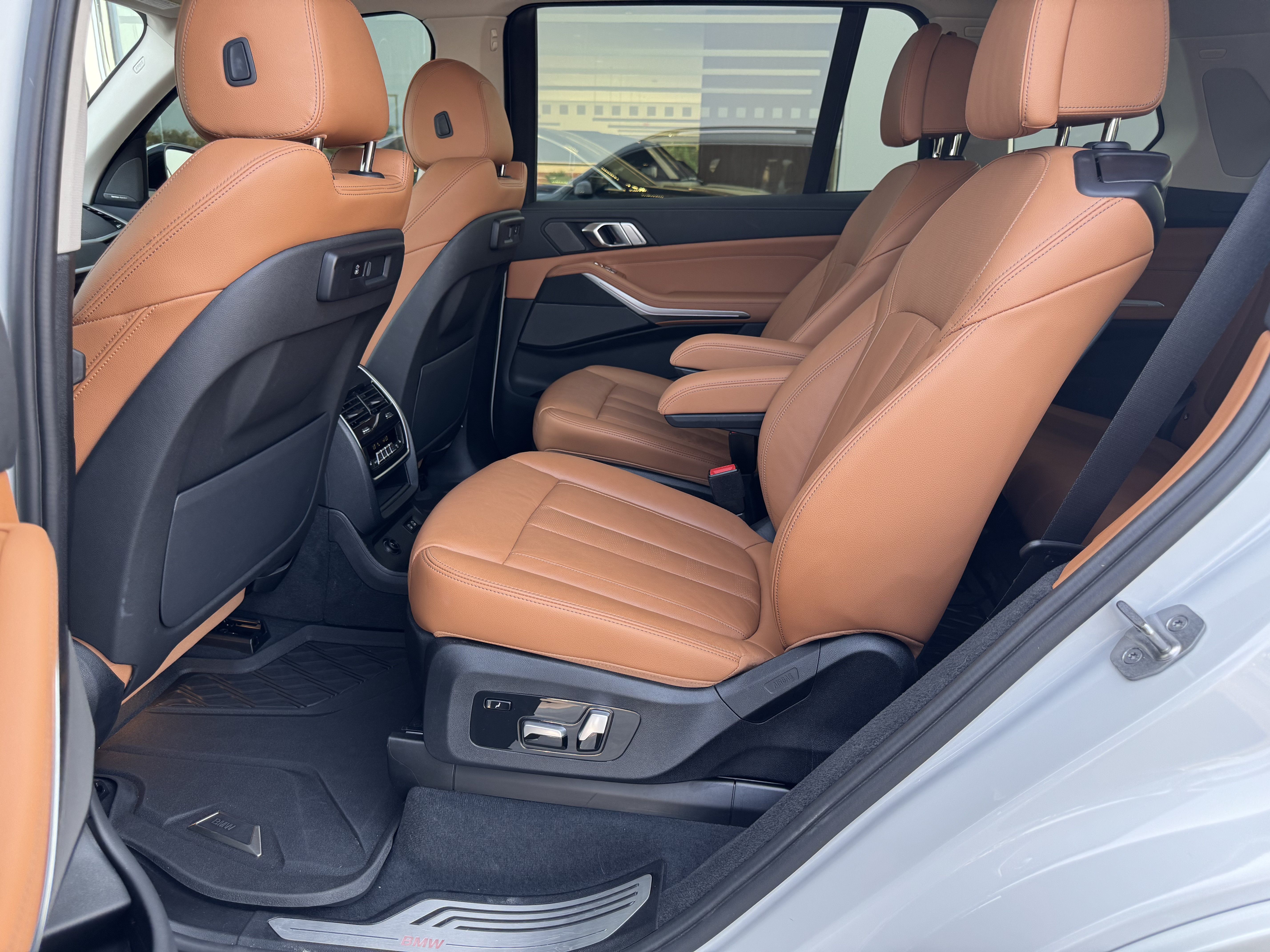 Used 2022 BMW X7 xDrive40i w/ Premium Package AWD/4WD image 5