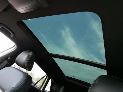 Certified 2023 Volkswagen Atlas Cross Sport SE AWD/4WD image 32