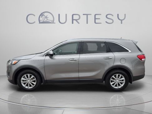 Used 2017 Kia Sorento FWD image 2