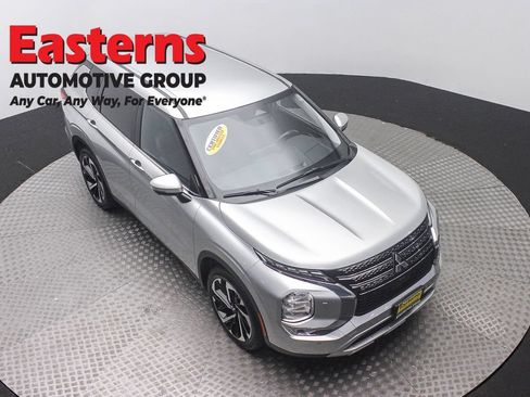 Used 2024 Mitsubishi Outlander SE AWD/4WD image 3
