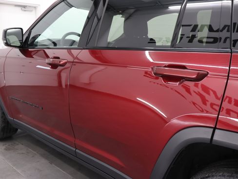 Used 2023 Jeep Grand Cherokee Altitude AWD/4WD image 34