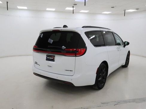 Used 2025 Chrysler Pacifica Limited image 3
