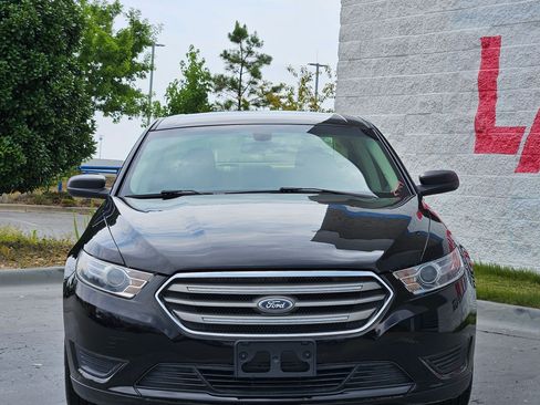 Used 2019 Ford Taurus SE FWD image 2