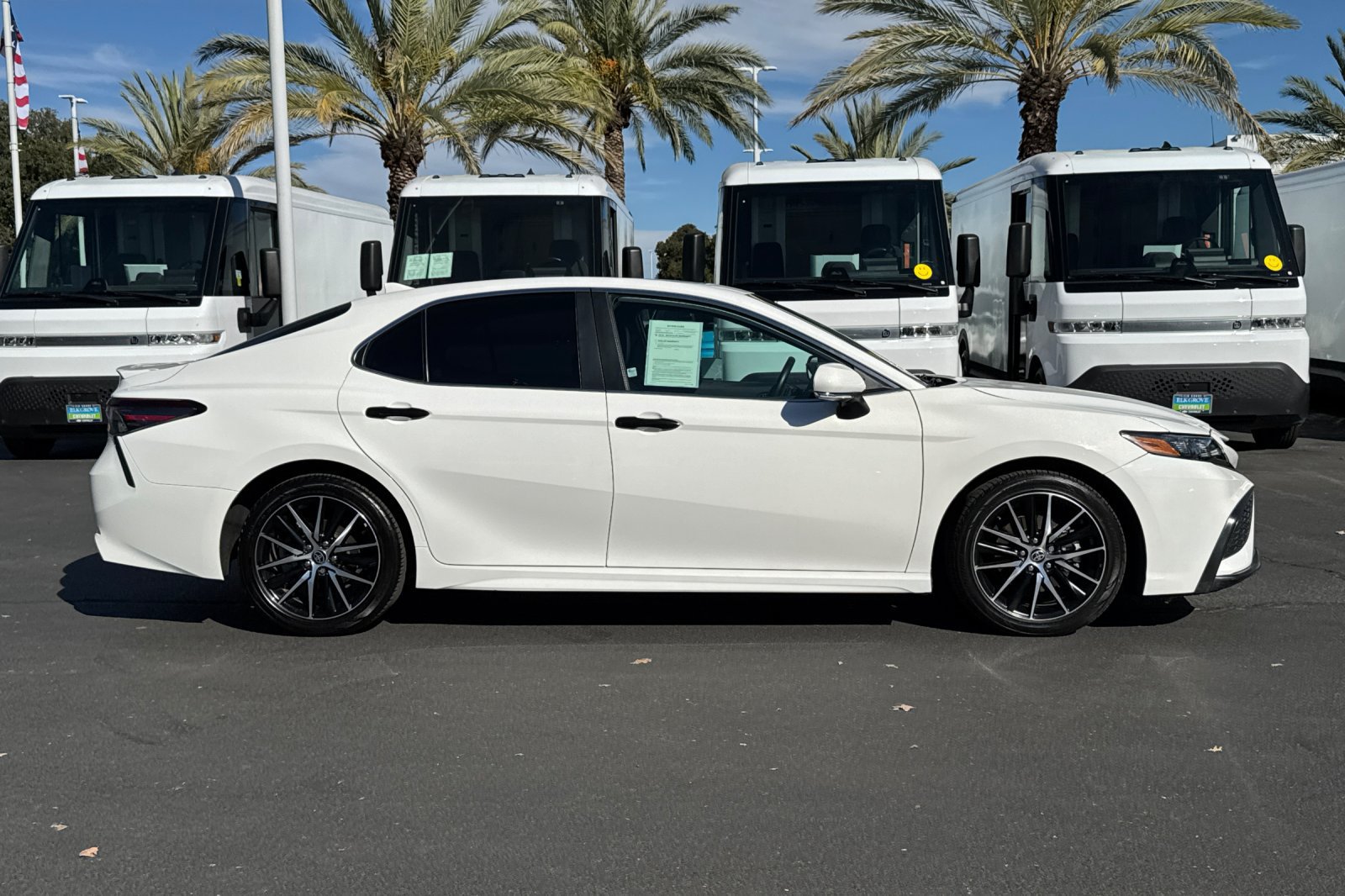 Used 2023 Toyota Camry SE w/ Audio Upgrade Package FWD image 2