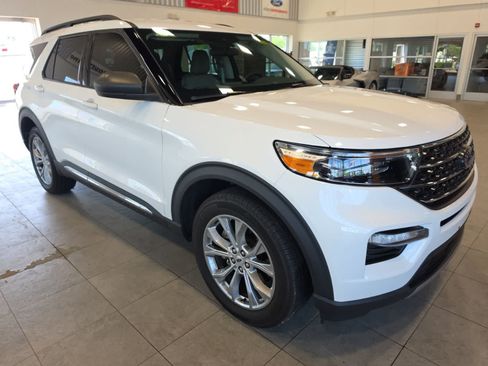 Used 2023 Ford Explorer XLT w/ Equipment Group 202A AWD/4WD image 5