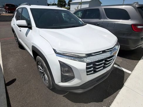 Used 2025 Chevrolet Equinox LT w/ Convenience Package II AWD/4WD image 2