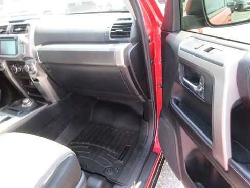 Used 2018 Toyota 4Runner SR5 AWD/4WD image 18