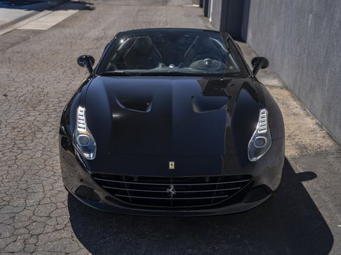 Used 2015 Ferrari California T image 9