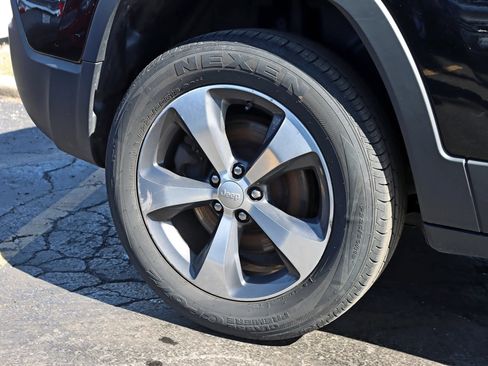Used 2019 Jeep Cherokee Limited AWD/4WD image 7