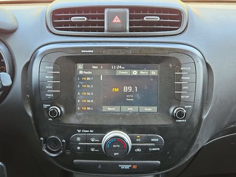 Used 2018 Kia Soul + FWD image 17