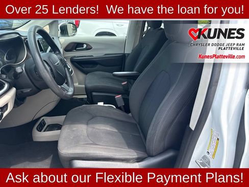 Used 2018 Chrysler Pacifica Touring w/ Tire & Wheel Group FWD image 15