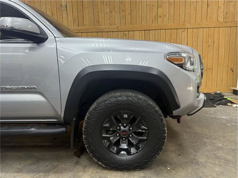 Used 2017 Toyota Tacoma TRD Off-Road AWD/4WD image 5