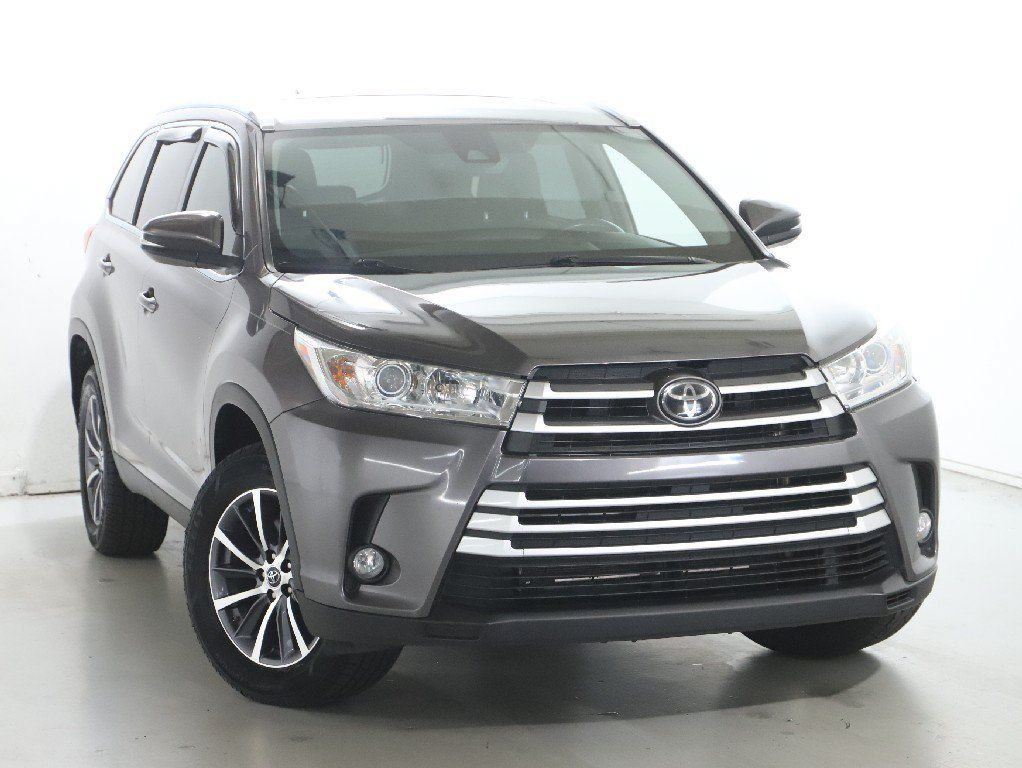 Used 2019 Toyota Highlander XLE FWD image 3