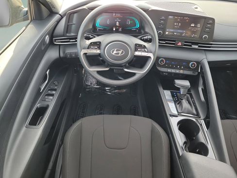 Used 2025 Hyundai Elantra Blue image 9