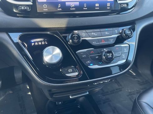 Used 2025 Chrysler Pacifica Select image 11