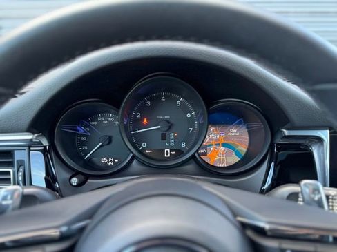 Certified 2025 Porsche Macan AWD/4WD image 22