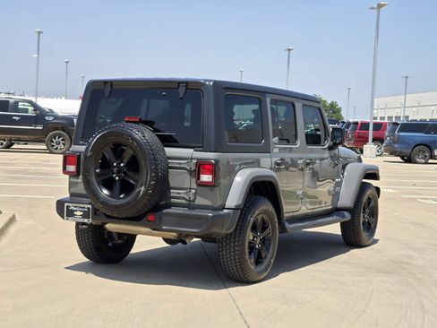 Used 2018 Jeep Wrangler Unlimited Sahara AWD/4WD image 6