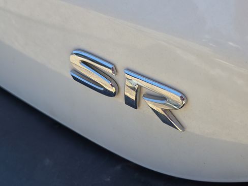 Used 2019 Nissan Kicks SR w/ SR Premium Package FWD image 10