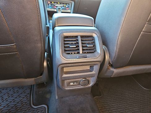 Certified 2022 Volkswagen Tiguan SE R-Line image 9