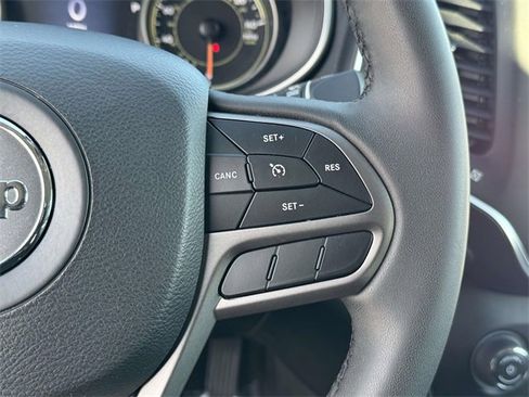 Used 2022 Jeep Cherokee Latitude Lux w/ Sun & Sound Group image 9