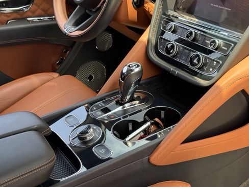 Used 2022 Bentley Bentayga AWD/4WD image 35