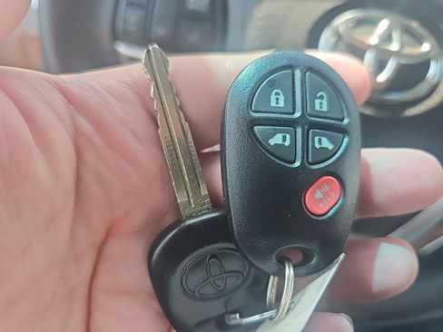 Used 2016 Toyota Sienna LE image 19