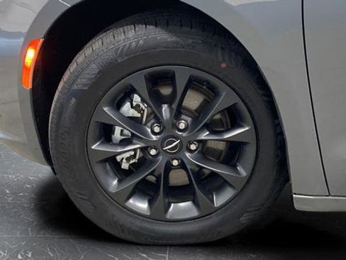 Used 2021 Chrysler Pacifica Touring-L w/ S Appearance Package FWD image 36