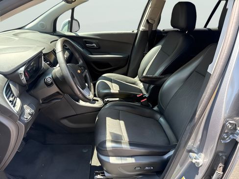 Used 2019 Chevrolet Trax LT w/ LT Convenience Package AWD/4WD image 17