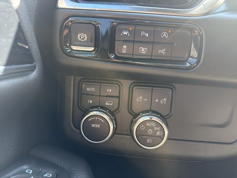 Used 2025 GMC Yukon XL Denali AWD/4WD image 18