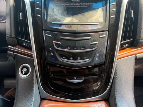 Used 2018 Cadillac Escalade Premium Luxury AWD/4WD image 16