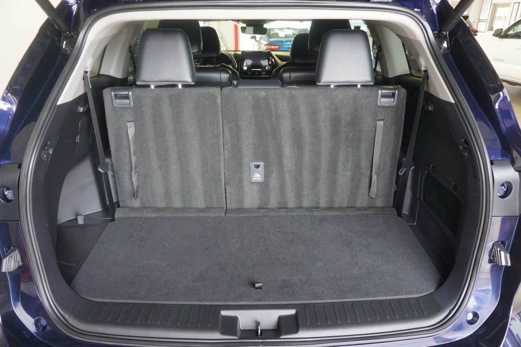 Certified 2025 Toyota Highlander XLE FWD image 18