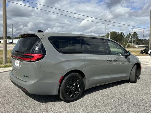 Used 2023 Chrysler Pacifica Touring-L w/ S Appearance Package image 8